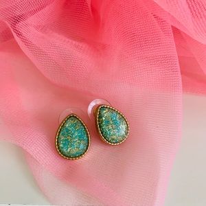Rain drops shape green glittery earrings